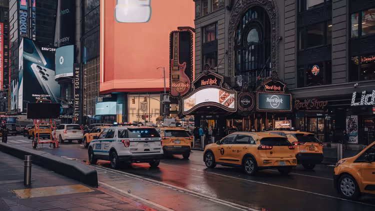 Taksiler ve reklam panolarıyla Times Square caddesi