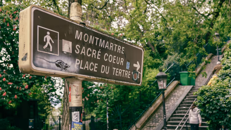 Paris'te Montmartre, Sacré-Cœur ve Place du Tertre'ye giden tabela