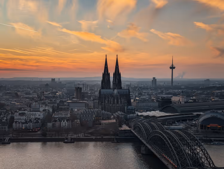 Sonnenuntergang über dem Rhein und dem Kölner Dom