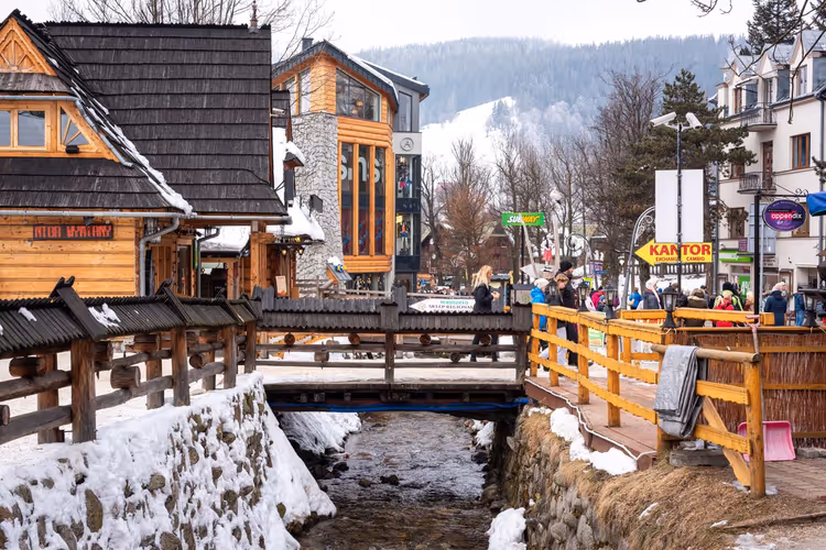 Winterstraten van Zakopane met houten architectuur