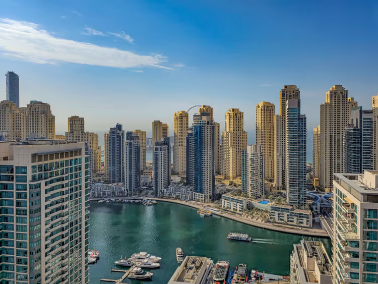 Panorama over Dubai Marina med høyhus og yachter
