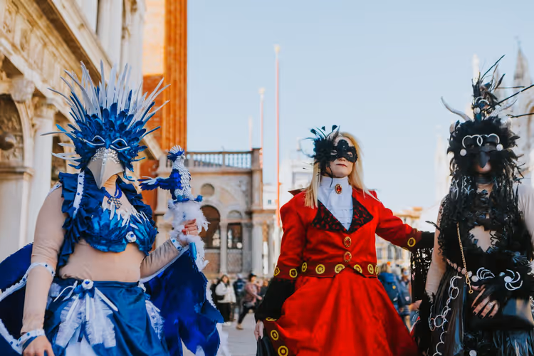 Maskierte und kostümierte Teilnehmer des Karnevals in Venedig auf dem Platz
