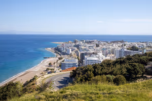 Rodos'ta hangi oteller tam kumsağın üzerinde: aileler ve çiftler için 15 seçenek