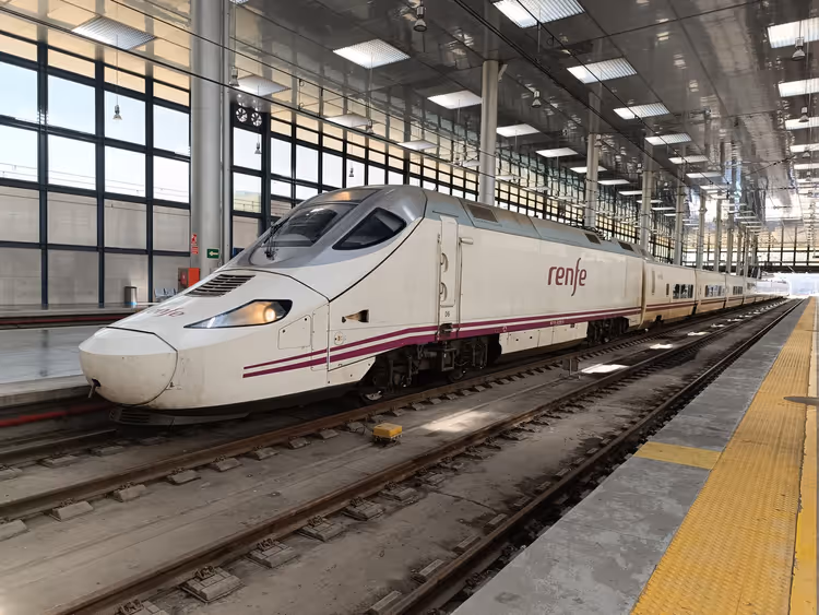 Renfe-trein op het perron van een Spaans station