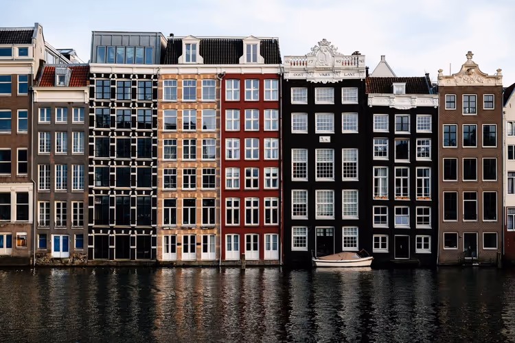 Bunte Fassaden entlang einer Gracht in Amsterdam