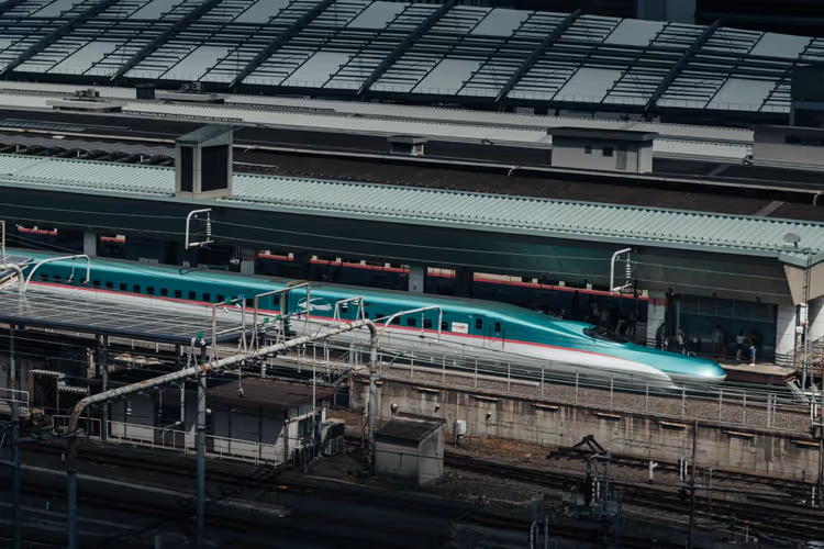 Tokyo'da bir peronda Shinkansen