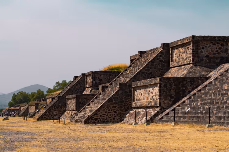 Pyramidene i Teotihuacan nær Mexico by