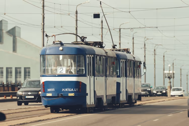 Blaue Straßenbahn auf Kopfsteinpflaster in Riga