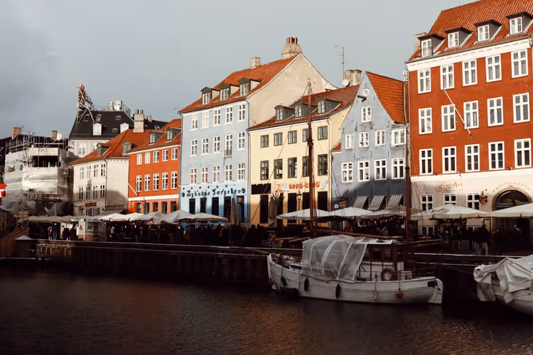 Kışın Kopenhag'daki Nyhavn rıhtımı