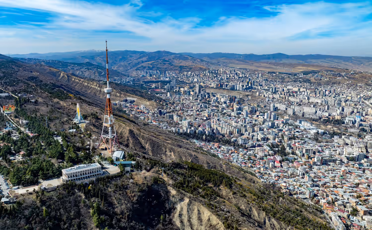Panorama over Tbilisi med TV-tårnet på Mtatsminda-fjellet