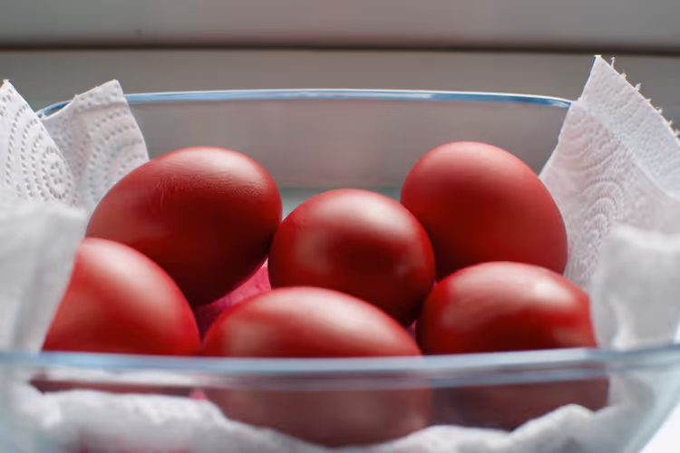 Rote Ostereier in einer Glasschale auf Servietten