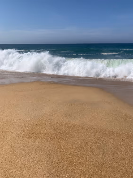 Olas en la playa de Nazaré
