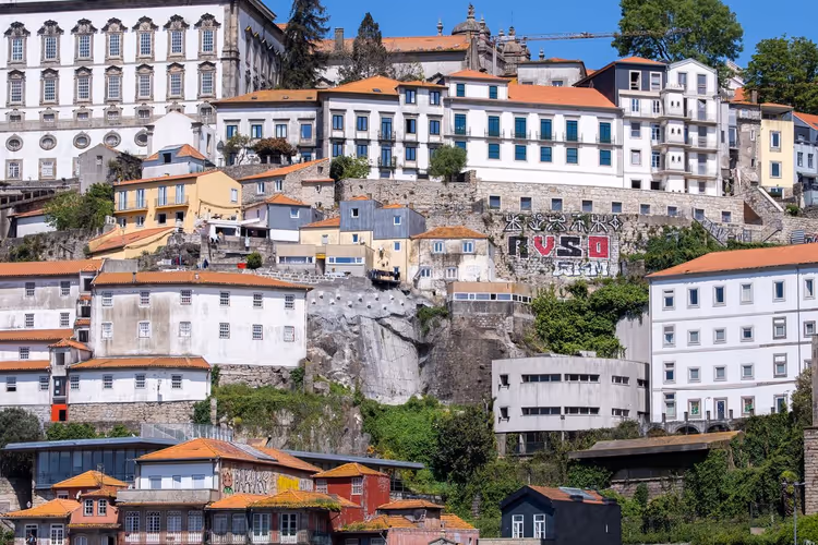 Porto'da Ribeira sahil şeridi boyunca rengarenk evler