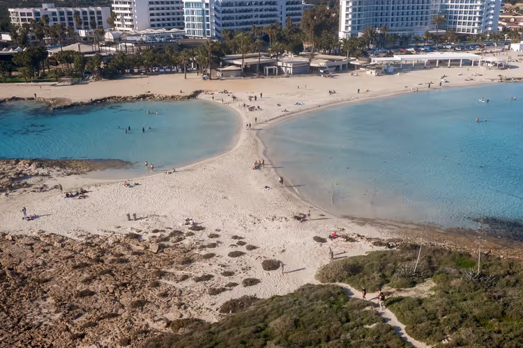 Nissi Beach von oben, türkisfarbenes Wasser
