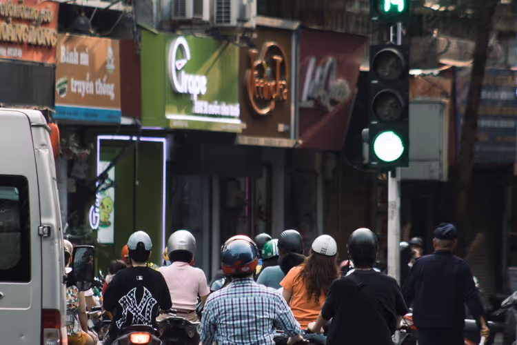 Dichter Mopedstrom an einer Kreuzung in Hanoi