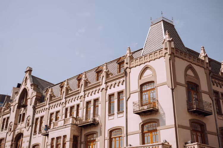 Fasaden til Tbilisi Laerton Hotel med buer og balkonger