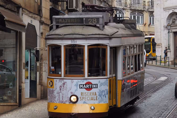 Alfama sokağında 28 numaralı tramvay