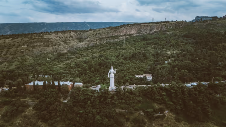 Aluminiumsstatue av Mor Georgia på en grønn ås