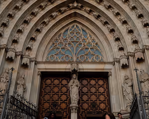 Barcelona-katedralen: åpningstider, billetter og terrasser