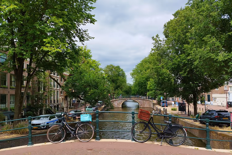 Fahrräder auf einer Brücke über eine Gracht