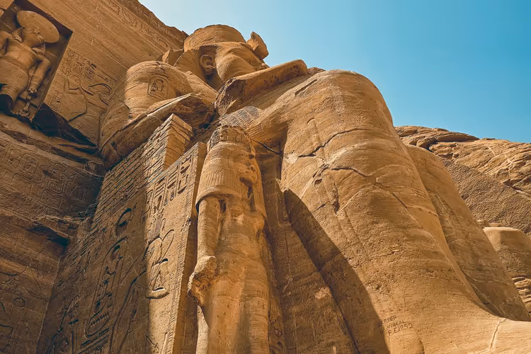 Kolosse des Tempels von Abu Simbel bei Assuan
