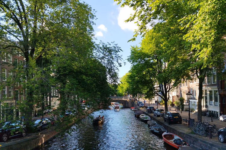 Amsterdamer Gracht im Sommer mit Booten