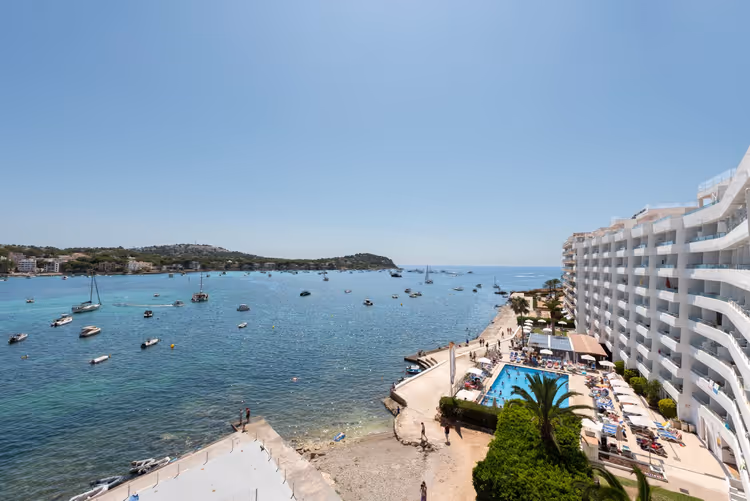Вид на отель Club Hotel Tropicana и бухту Санта-Понса