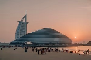 14 Hoteller i Dubai for en strandferie: hvilket område du bør velge og hva som er inkludert i oppholdet