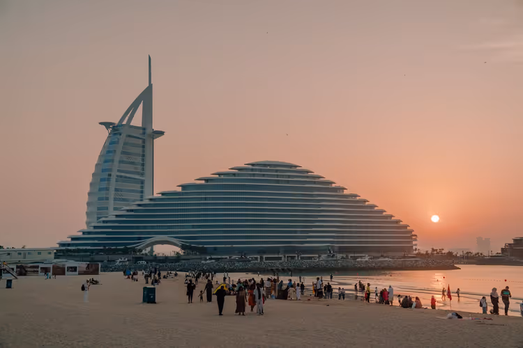14 Hoteller i Dubai for en strandferie: hvilket område du bør velge og hva som er inkludert i oppholdet