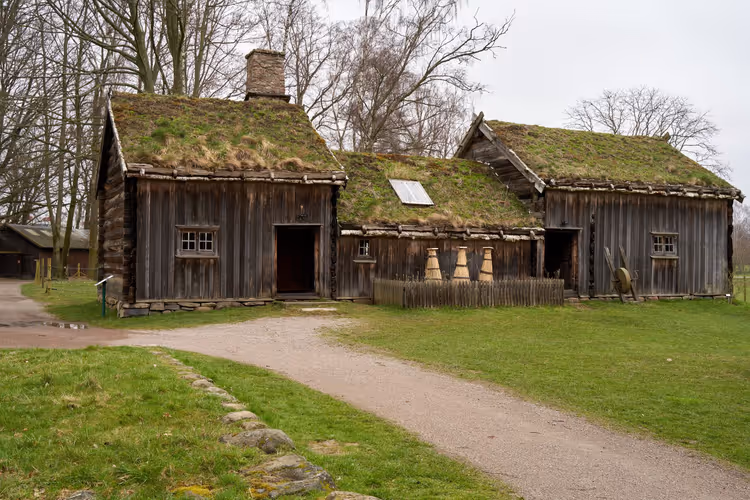 Gamle trehus med gresstak