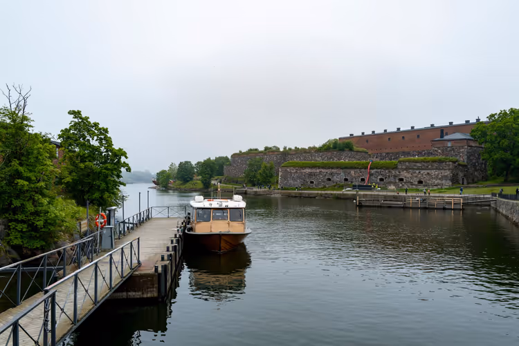 Klein veerpontje aan de pier van de vesting Suomenlinna in Helsinki