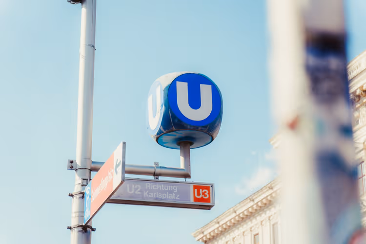 Sinine U-Bahni silt U2 ja U3 suunaviitadega