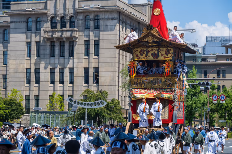 Geschmückter Yamahoko-Festwagen mit Festzugteilnehmern in Kyoto
