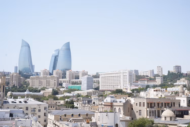 Panorama di Baku con le Flame Towers