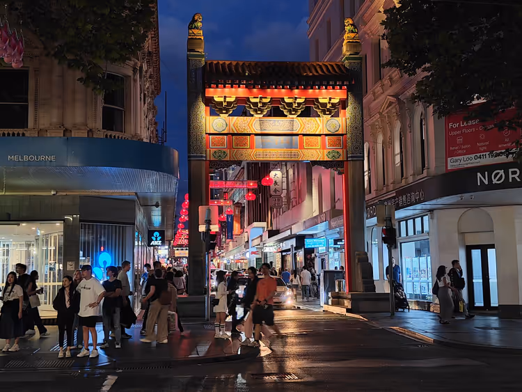 Melbourne'de gece bir kemer ve ışıklarla Çin Mahallesi caddesi