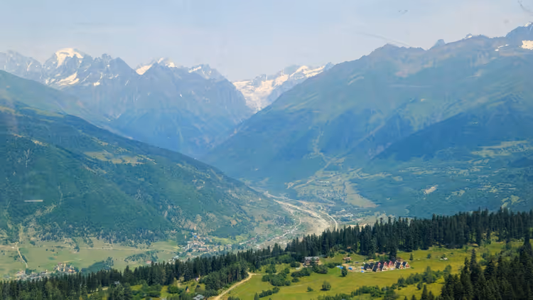 Mestia und Swanetien: Trekking, Gletscher und Anreise 2026
