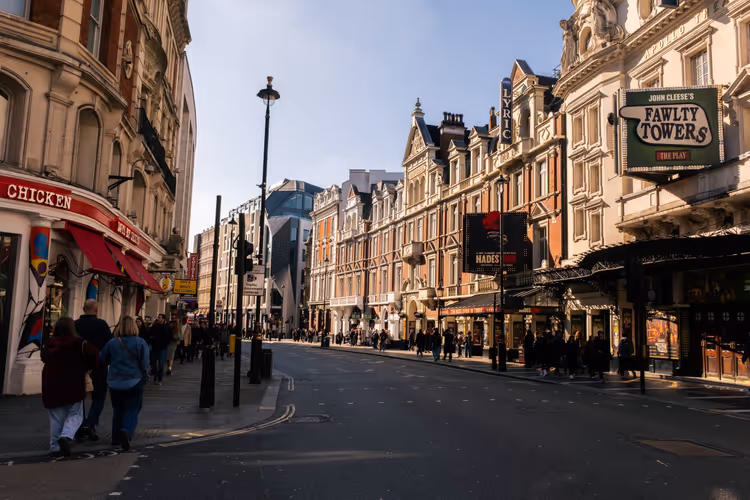 Een straat in Soho met historische gebouwen en voorbijgangers