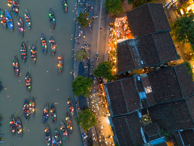 Fluss in Hoi An bei Nacht mit Booten und Lichtern