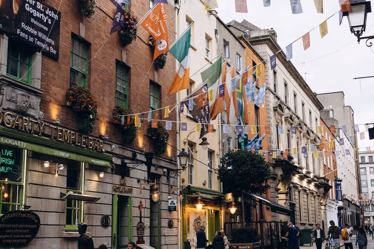 Temple Bar-gaten i Dublin om kvelden