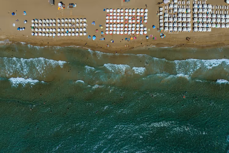 Strand von Glyfada an der Athener Riviera von oben
