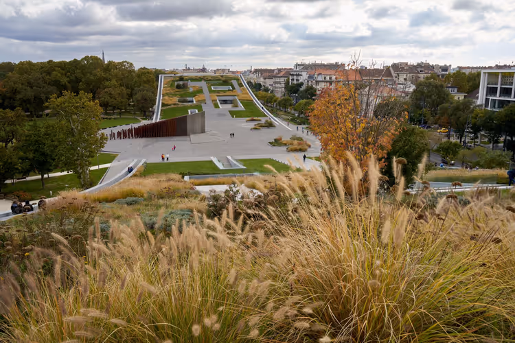 Panoramisch uitzicht op het Millenáris Park in Boedapest in de herfst