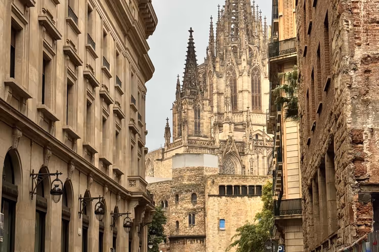 Barcelonas katedral og fotgjengernes paraplyer i den gotiske bydelen