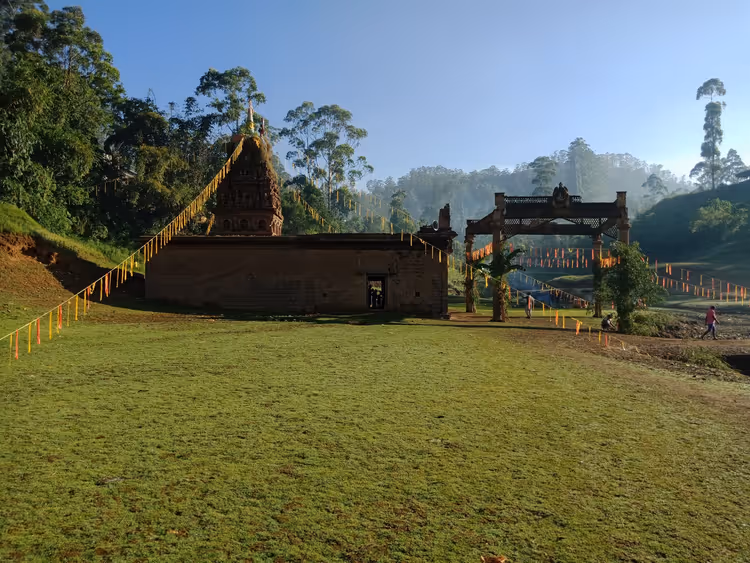Hindu-Tempel in den grünen Bergen Sri Lankas