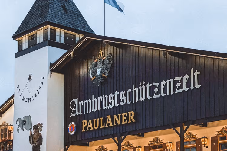 Oktoberfest'te Armbrustschützenzelt bira çadırı