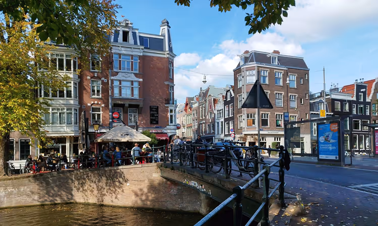 Amsterdamer Caféterrasse am Kanal mit Fahrrädern