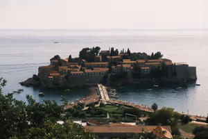 15 Vijfsterrenhotels in Montenegro met eigen strand: vergelijking per baai