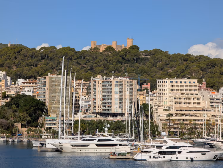 Palma limanındaki yatlar ve tepedeki Bellver Kalesi