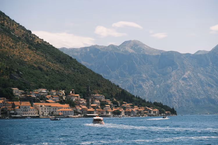 Panorama der Bucht von Kotor mit Perast und Bergen