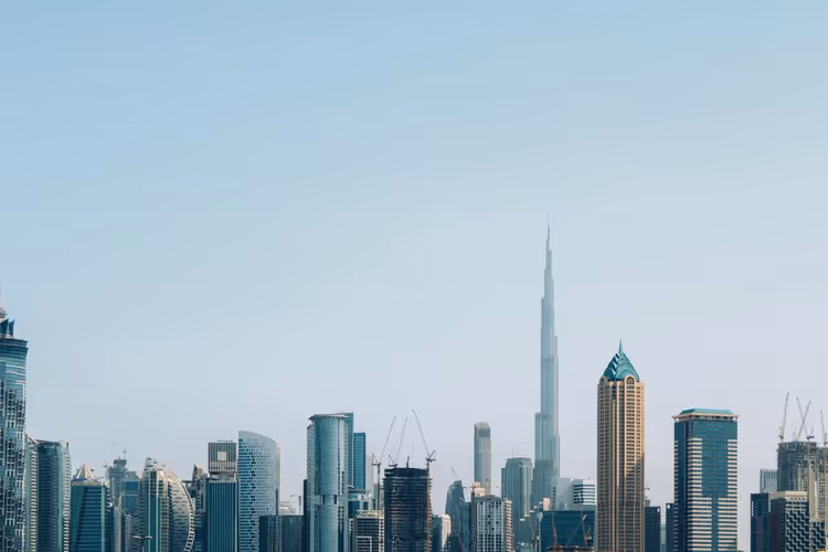 Skyline von Dubai mit Wolkenkratzern im herbstlichen Dunst