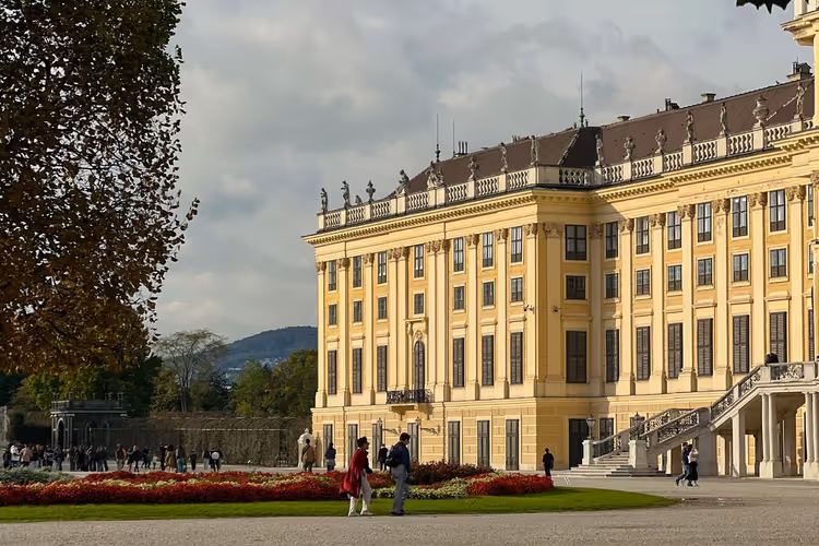 Schloss Schönbrunn im goldenen Herbstlaub